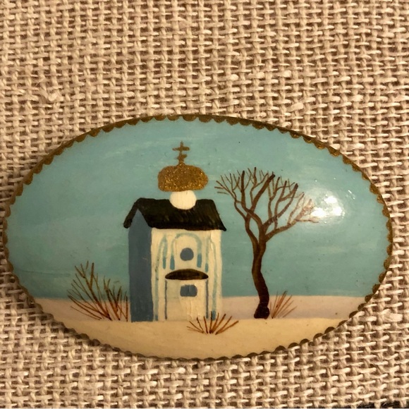 Vintage Hand-painted Brooch Winter Church Scene - Picture 5 of 6